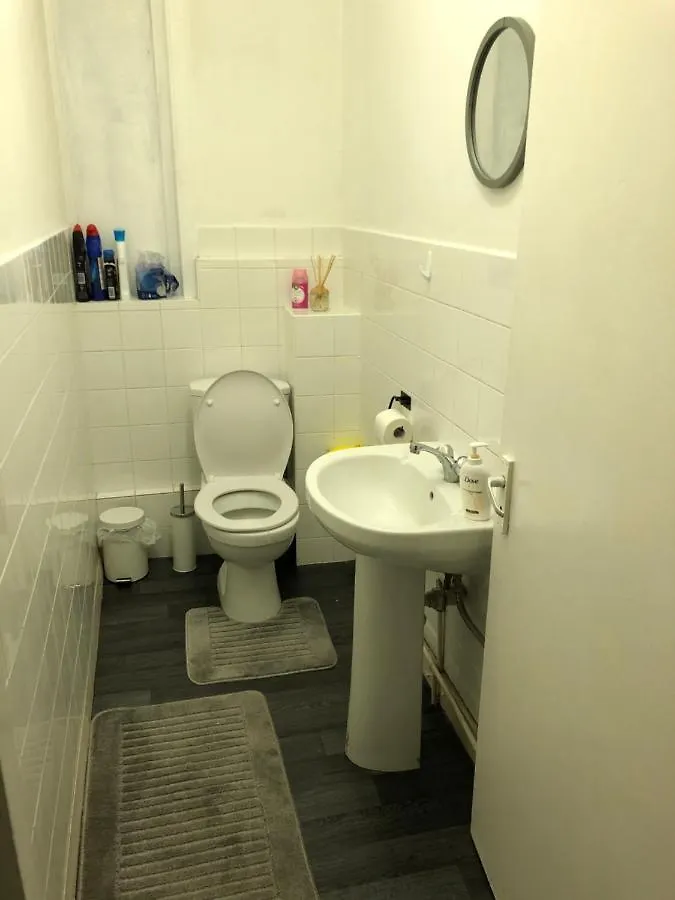 Great Location For Tourists And Commuters, Close To Transport Links, Double Bed Rooms. London 0*,