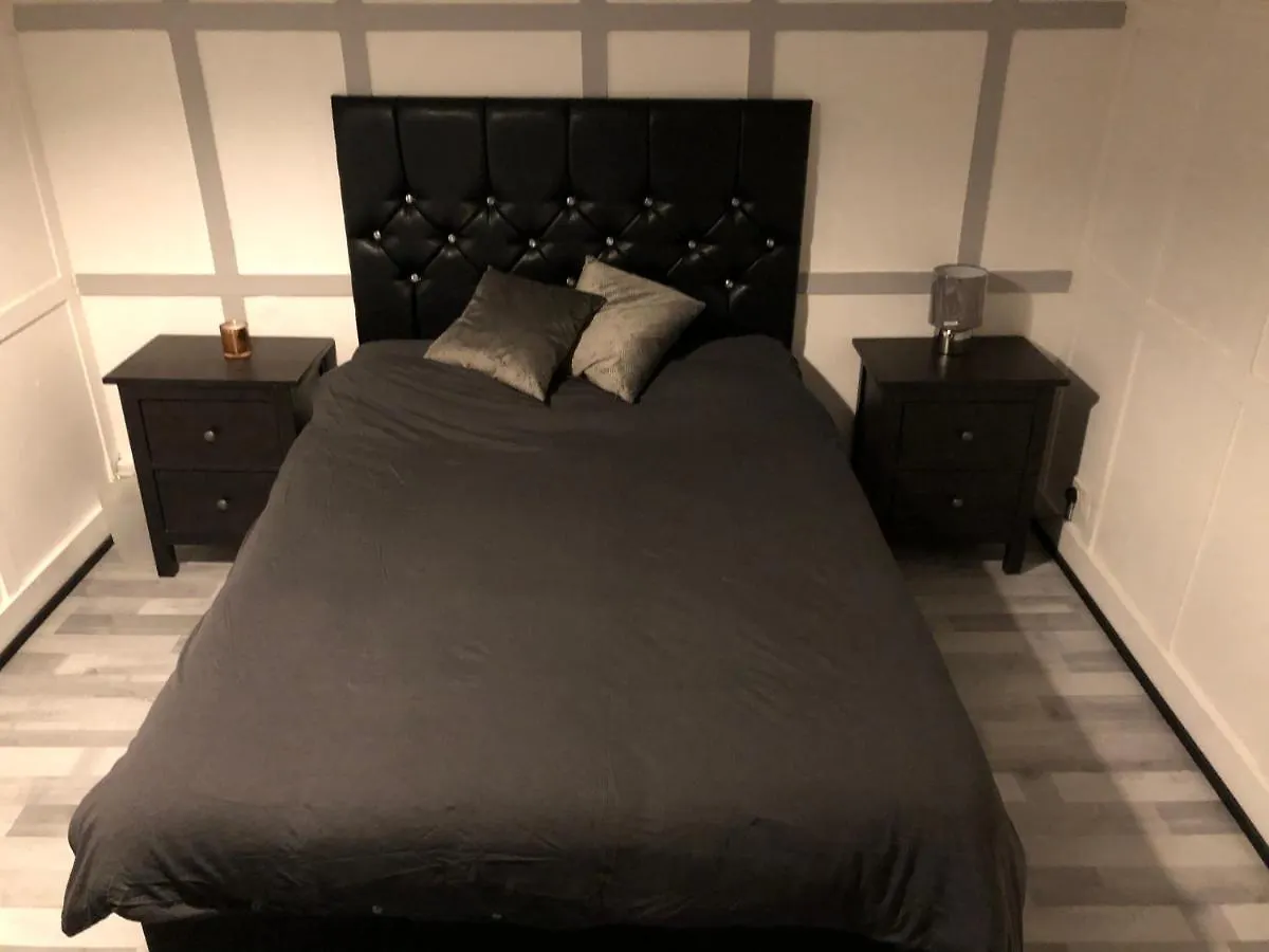 Guest house Great Location For Tourists And Commuters, Close To Transport Links, Double Bed Rooms. London