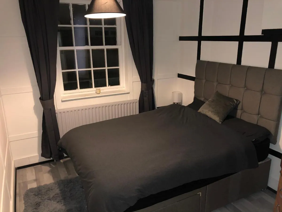 Great Location For Tourists And Commuters, Close To Transport Links, Double Bed Rooms. London United Kingdom