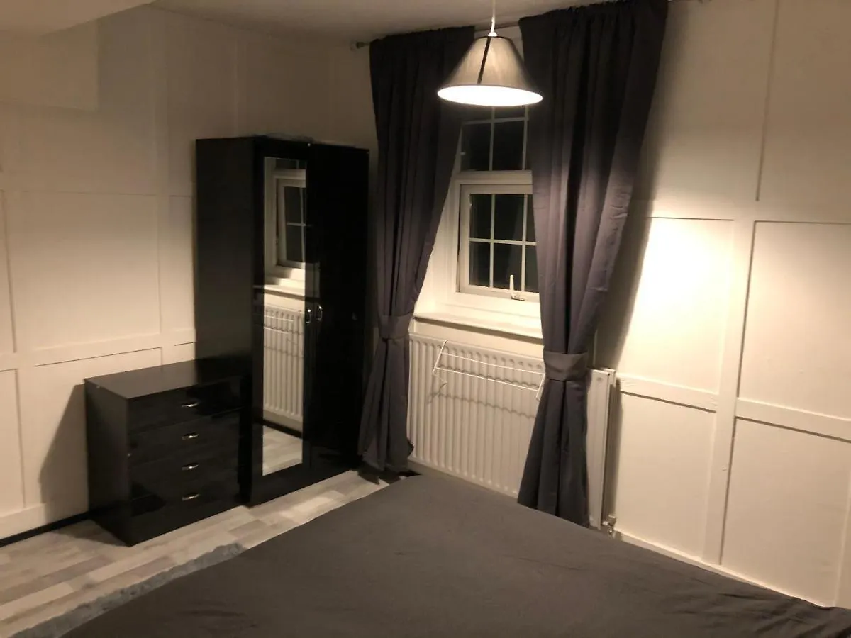Great Location For Tourists And Commuters, Close To Transport Links, Double Bed Rooms. London 0*,  United Kingdom